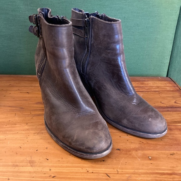 Brown leather boots - Picture 2 of 3